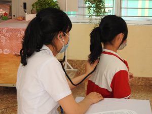 Học sinh lớp 6 trường THCS Trần Quốc Toản, Quảng Ninh, khám sức khỏe trước khi tiêm vaccine Covid, sáng 14/4. Ảnh: Minh Cương