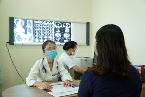 Bác sĩ Lã Quý Hương tư vấn cho bệnh nhân hậu Covid-19. Ảnh: BVĐK Tâm Anh